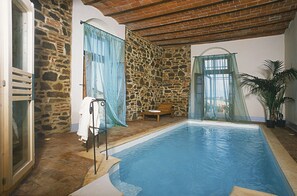 Piscina coperta, una piscina riscaldata