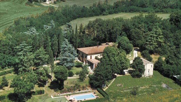 An aerial view of a property with a main building, a swimming pool, and surrounding greenery. - Wonderful private villa for 16 people with private pool, WIFI, TV, patio and panoramic view (Vicchio)