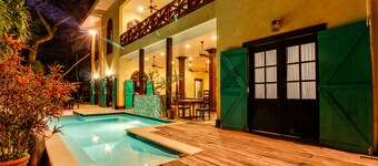 Suite romantique dans une propriété en bord de rivière avec restaurant sur place, piscine et plus