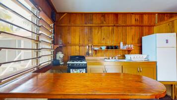 Refrigerador, horno, parrilla de estufa y cafetera y tetera