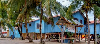 Charming Cabana with a Large Screened-In Porch, Hammock & WiFi - Near the Beach