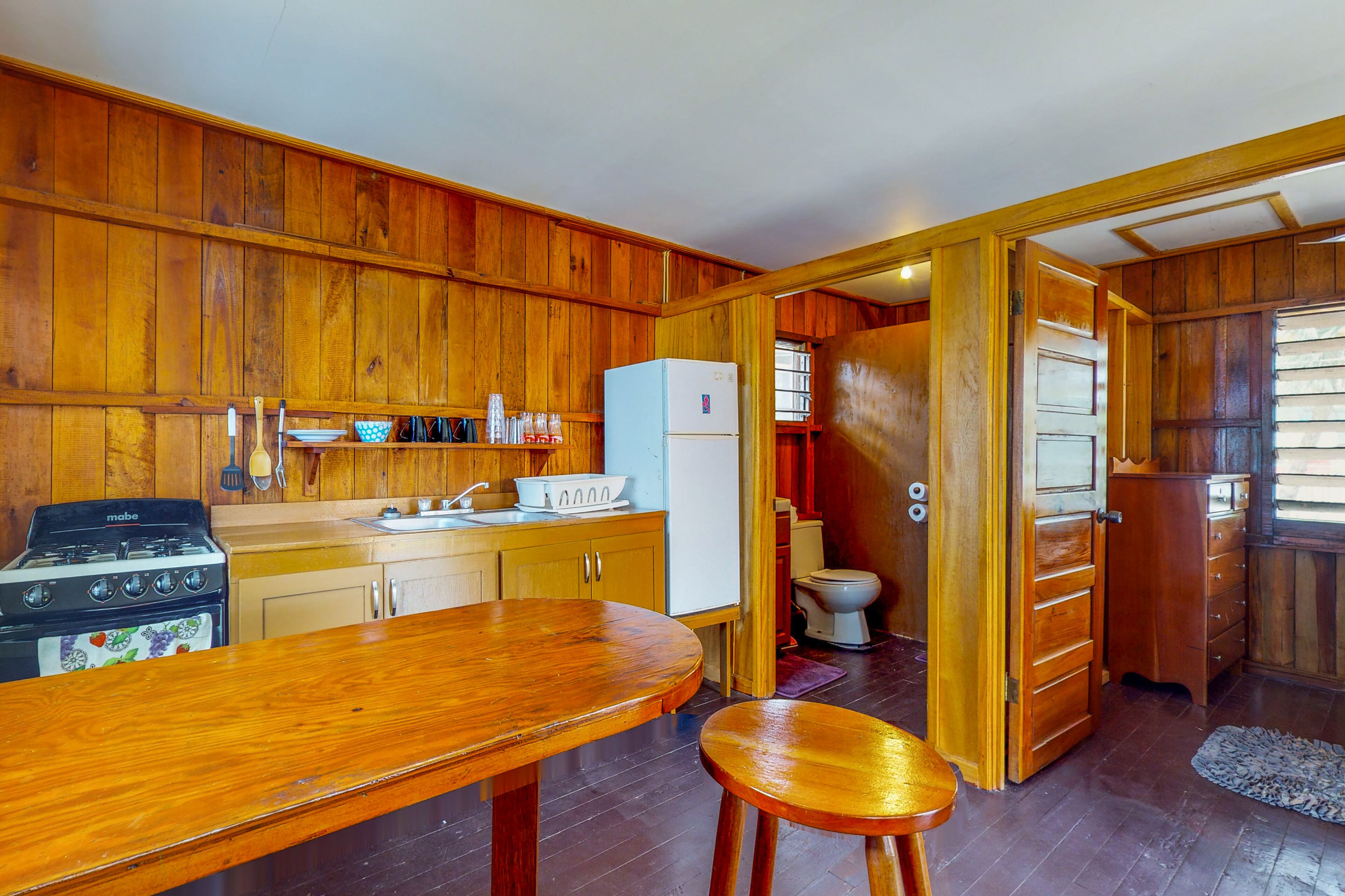 Kühlschrank, Ofen, Herdplatte, Wasserkocher mit Kaffee-/Teezubehör