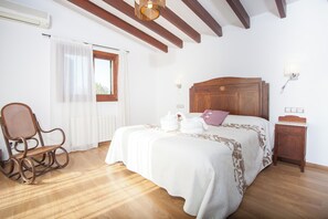 6 bedrooms, iron/ironing board, cots/infant beds, free WiFi