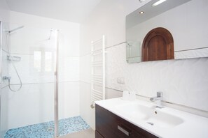Ensemble baignoire-douche, séchoir à cheveux, serviettes fournies
