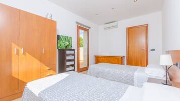 4 bedrooms, iron/ironing board, free WiFi, bed sheets