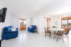 Een televisie en een stereo