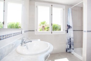 Dusche, Haartrockner, Handtücher