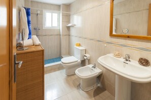 Dusche, Haartrockner, Bidet, Handtücher