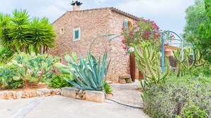 A rustic stone building with a cobblestone pathway leading to a wooden door. - CAN PINA - ECO PINA - Apartment with shared pool in Costitx. Free WiFi (Costitx)