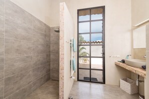 Shower, hair dryer, towels