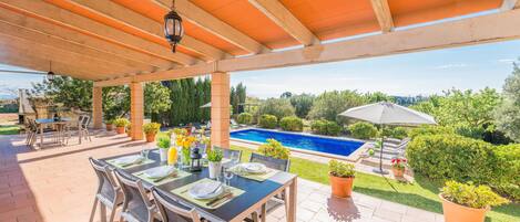 تناول الطعام بالخارج