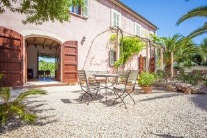 Outdoor dining - CAN PINA - ECO ARCO - Apartment with shared pool in Costitx. Free WiFi (Costitx)