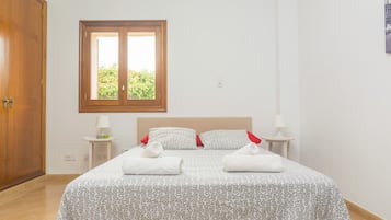 3 bedrooms, iron/ironing board, free WiFi, bed sheets