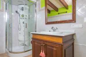 Combined shower/bathtub, hydromassage showerhead, hair dryer, bidet - CA'N NADAL - ADULTS ONLY - Beautiful townhouse with great views. Free WiFi. (Sineu)