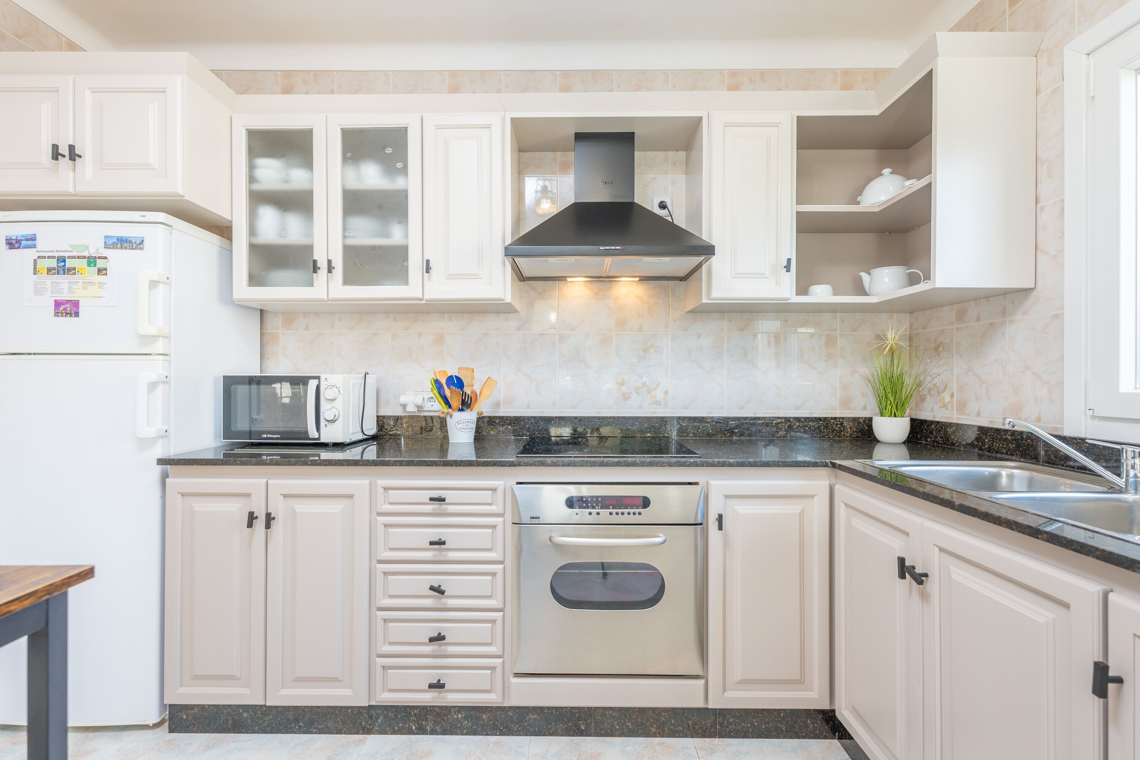 Frigorífico, microondas, horno y placa de cocina