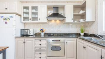 Frigorífico, microondas, horno y placa de cocina