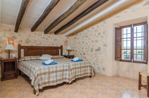 4 slaapkamers, een strijkplank/strijkijzer, gratis wifi, beddengoed