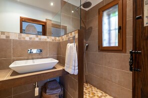 Een douche, een haardroger, handdoeken