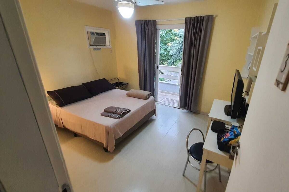 Economy-Doppel- oder -Zweibettzimmer, Gemeinschaftsbad (com Varanda) | 1 Schlafzimmer, Verdunkelungsvorhänge, Bügeleisen/Bügelbrett