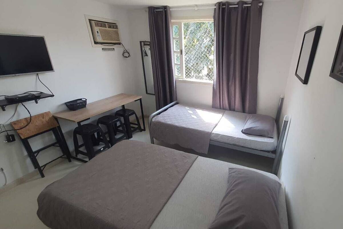 Economy-Dreibettzimmer, 1 Schlafzimmer, Gemeinschaftsbad | 1 Schlafzimmer, Verdunkelungsvorhänge, Bügeleisen/Bügelbrett