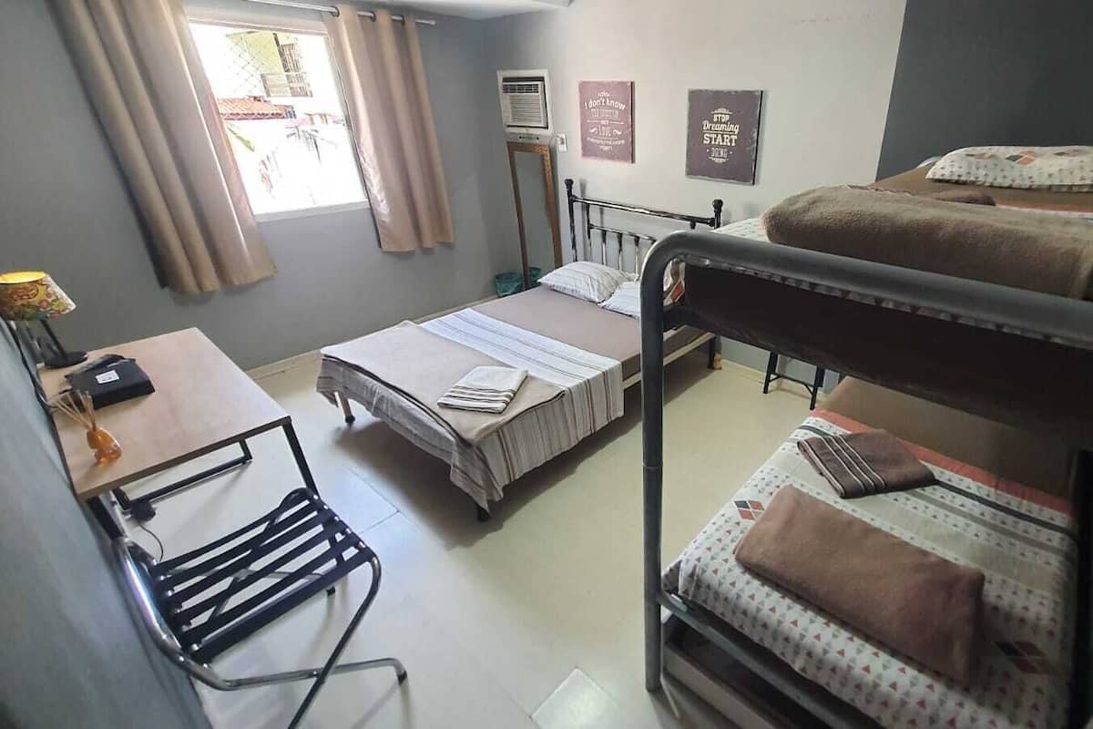 Economy-Vierbettzimmer, 1 Schlafzimmer, Gemeinschaftsbad | 1 Schlafzimmer, Verdunkelungsvorhänge, Bügeleisen/Bügelbrett