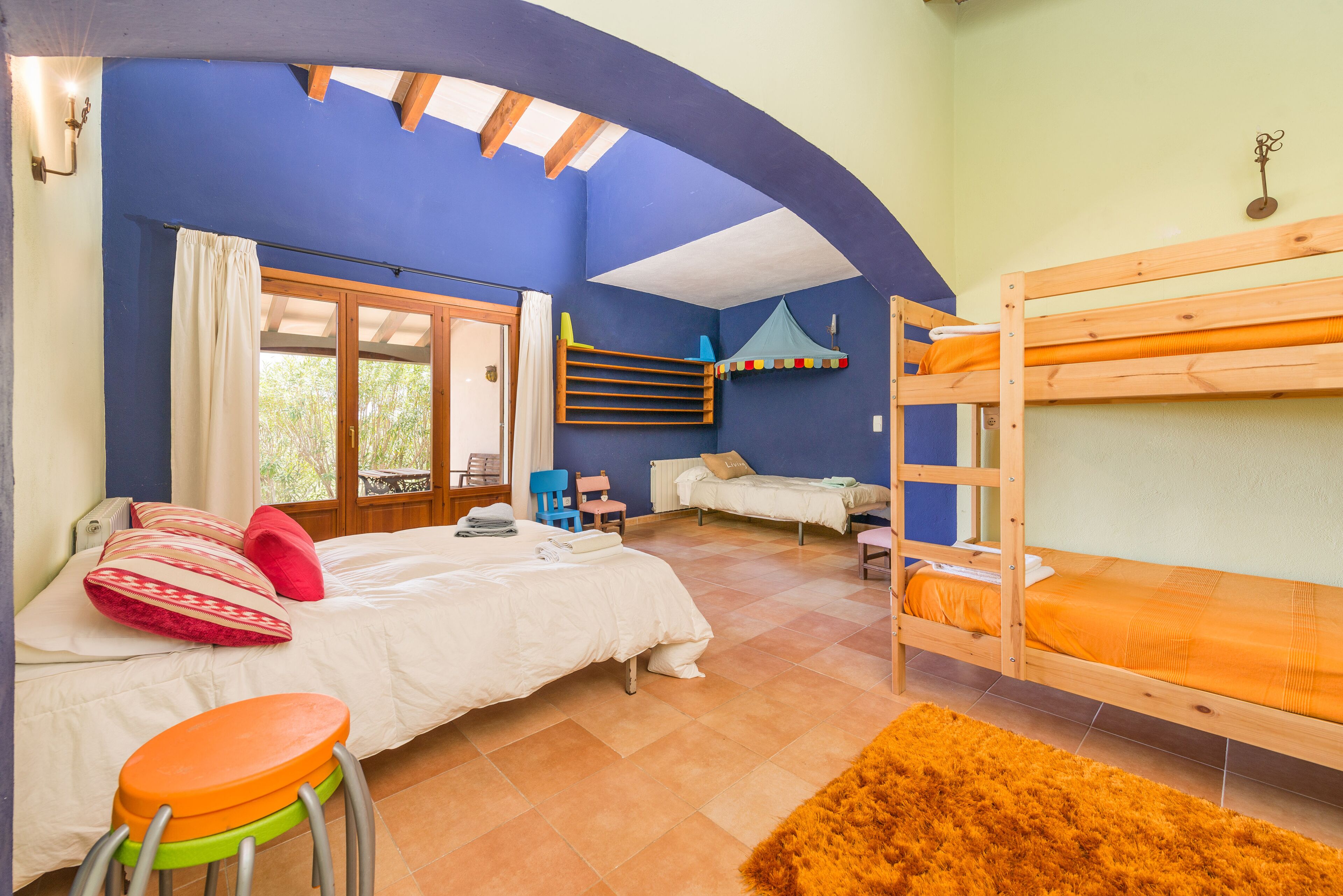 6 dormitorios, tabla de planchar con plancha, wifi gratis y ropa de cama