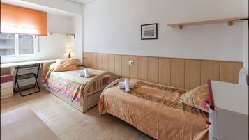 3 bedrooms, iron/ironing board, bed sheets