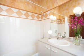 Duschwanne, Haartrockner, Bidet, Handtücher