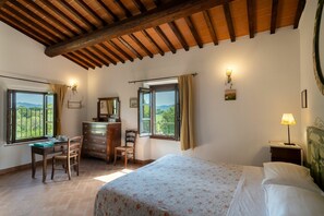 5 habitaciones, tabla de planchar con plancha y cuna de viaje 