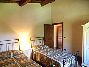 2 bedrooms, travel cot, free WiFi