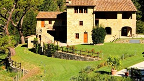 A stone house with a tiled roof, surrounded by a well-maintained lawn and trees. - Residence in Carbonile with 2 bedrooms sleeps 6 (Carbonile)