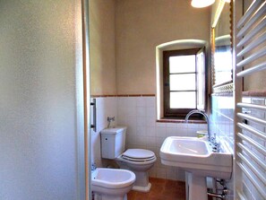 Douche, séchoir à cheveux, bidet
