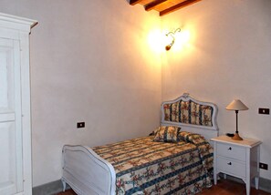 2 bedrooms, travel cot, free WiFi