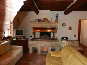 Fernseher, Kamin, DVD-Player, Stereoanlage