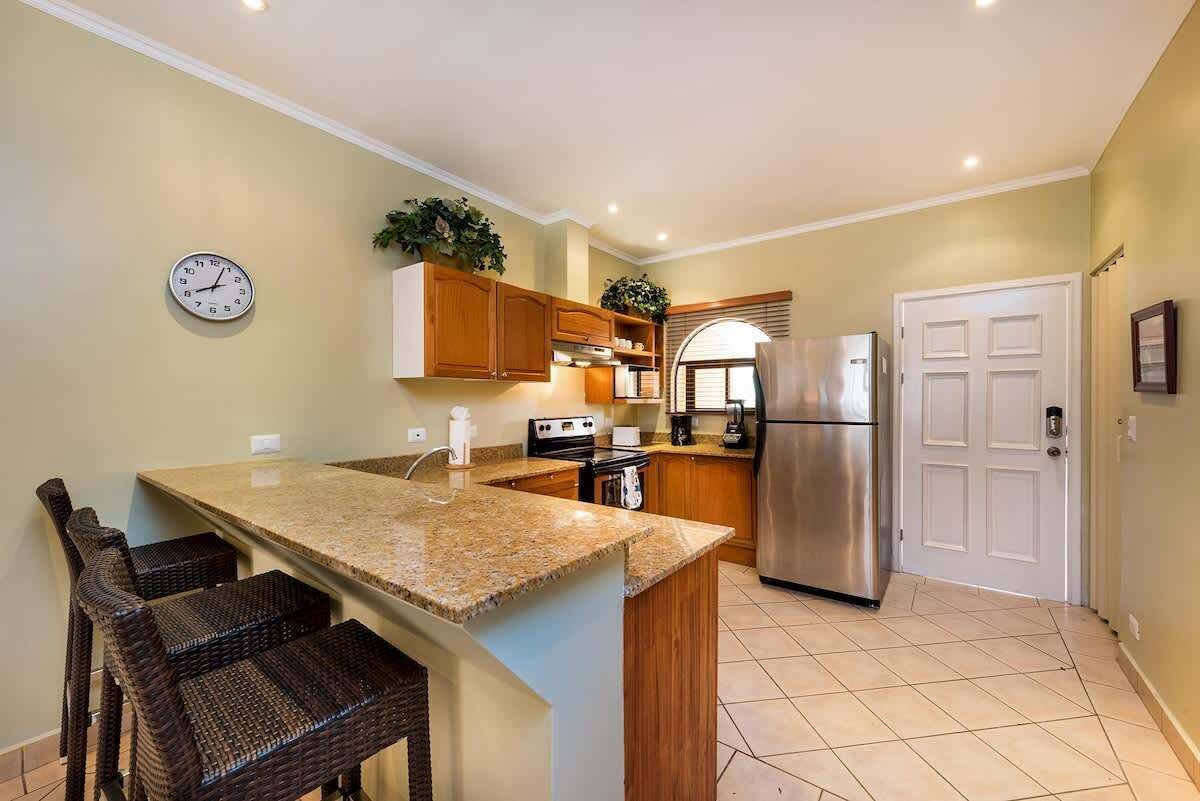 Jääkaappi, mikroaaltouuni, uuni, liesi