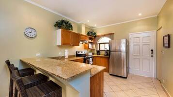 Refrigerador, microondas, horno, placa de cocina