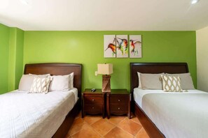 5 habitaciones, tabla de planchar con plancha y cuna de viaje 