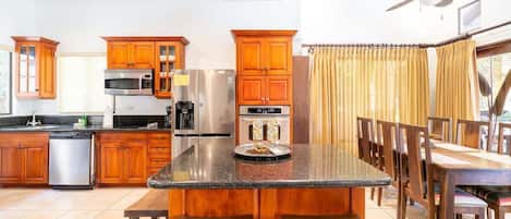 Réfrigérateur, four à micro-ondes, un four, surface de cuisson