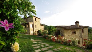 A stone building with a garden pathway leading to it. - Private Villa with private pool, hot tub, WIFI, A/C, TV, patio, pets allowed, panoramic view (Montepulciano)