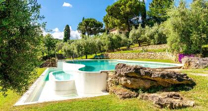 Schönes alleinstehendes Ferienhaus mit Klimaanlage,  W-LAN, privatem Pool, Whirlpool, TV, Innenhof