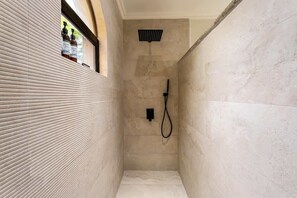Dusche, Haartrockner, Handtücher, Shampoo