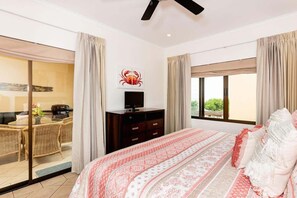 Une chambre d’hôtel avec un lit, une télévision, un bureau et une vue sur l’extérieur.