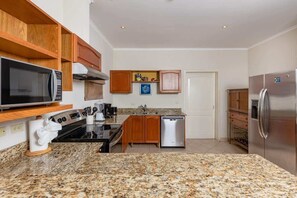 Køleskab, mikrobølgeovn, ovn, kogeplade