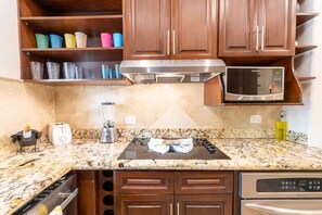 Køleskab, mikrobølgeovn, ovn, kogeplade