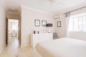 3 habitaciones, tabla de planchar con plancha y cuna de viaje