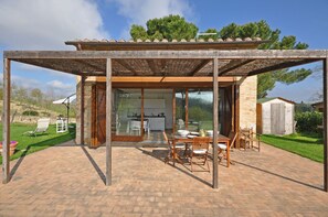Outdoor dining - Stunning private villa for 2 people with A/C, WIFI, TV, patio and panoramic view (Siena)