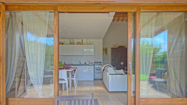 Un intérieur moderne comprenant un coin repas, une cuisine et un espace de vie.