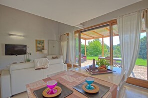 Living area - Stunning private villa for 2 people with A/C, WIFI, TV, patio and panoramic view (Siena)