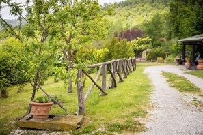 Property grounds - Wonderful  villa for 6 people with WIFI, pool, A/C, TV and panoramic view (Metelliano)