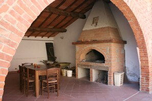 Outdoor dining - Lovely apartment for 2 people with pool, WIFI, TV and pets allowed (Camucia-monsigliolo)